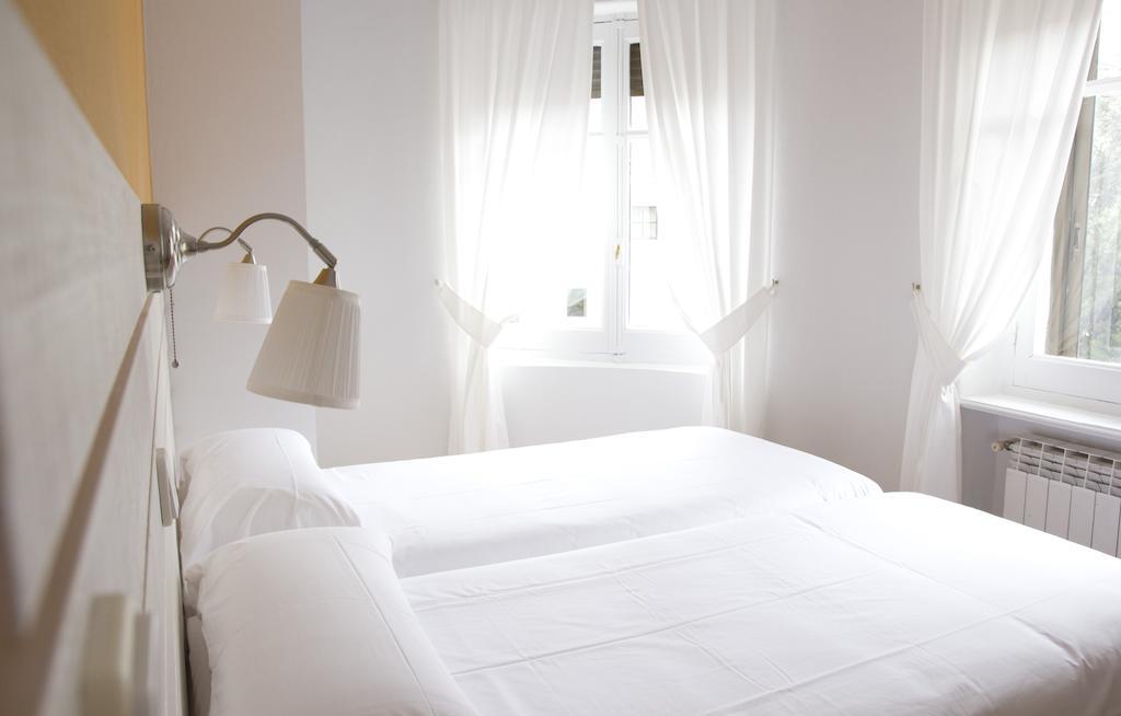 Hostal Monjes Peregrinos Burgos Room photo